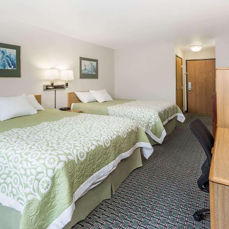 Days Inn By Wyndham Stoughton Wi. Kültér fotó
